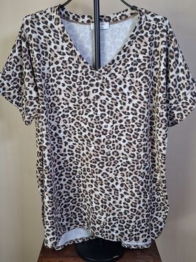 Zenana Women’s V-Neck Leopard Animal Print Top; Size 1X